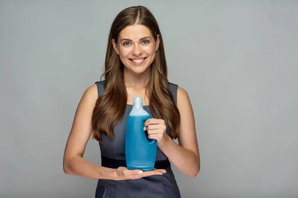 Glimlachende Zakenvrouw Dragen Grijze Jurk Bedrijf Schonere Product Fles — Stockfoto