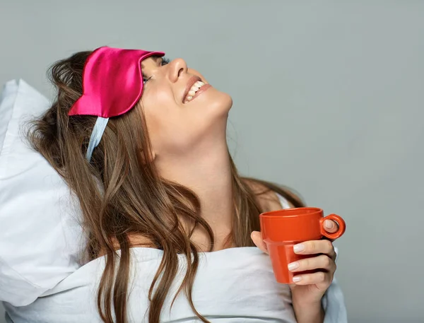 Frau mit Schlaflosigkeit trinkt Kaffee. — Stockfoto