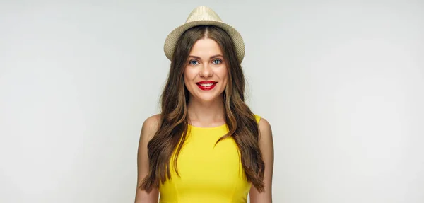 Retrato Mujer Sonriente Con Sombrero Vestido Amarillo Sobre Fondo Claro — Foto de Stock