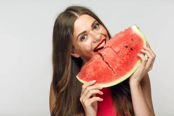 Mujer joven vistiendo vestido rojo comiendo sandía — Foto de Stock