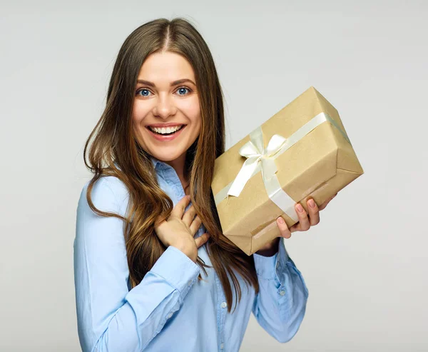 Glimlachende zakenvrouw houden de doos van de gift van papier. — Stockfoto