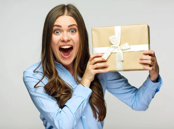 Glad affärskvinna holding presentbox. — Stockfoto