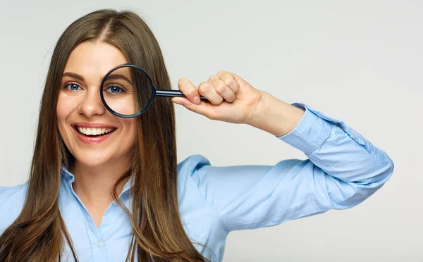 Business woman holding magnifying glass behind eyes. — Stock Photo, Image