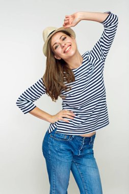 Mutlu kadın giyen Meksikalı şapka. 