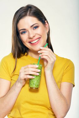 Cam tutarak uzun saçlı gülümseyen kadın