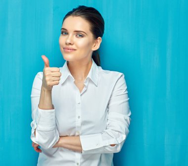 gülümseyen kadın başparmak yapıyor 