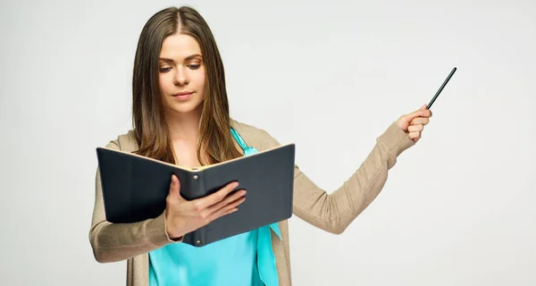 Elev eller lärare kvinna som pekar på kopia utrymme. — Stockfoto