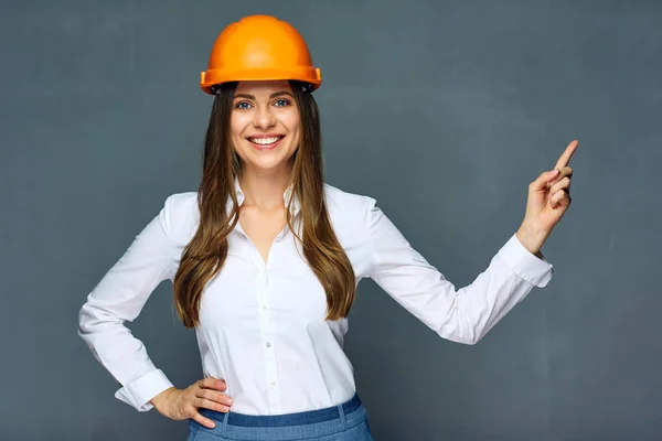 Gülümseyen Kadın Oluşturucusu Mühendis Işaret Parmağı Kopya Alanı — Stok fotoğraf