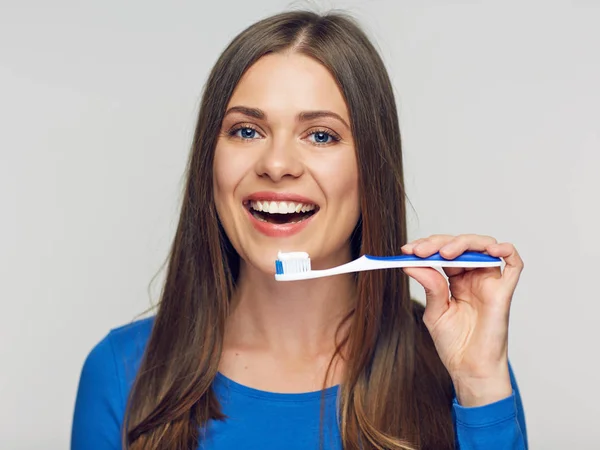 Retrato Mujer Sonriente Dentada Sosteniendo Cepillo Dientes — Foto de Stock