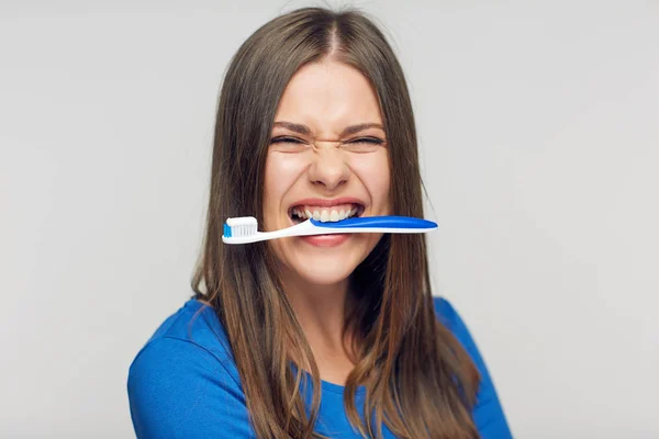 Primer plano retrato mujer joven con cepillo de dientes . — Foto de Stock