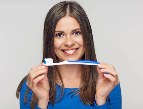 Zblízka portrétní zubatý usmívající se žena — Stock fotografie