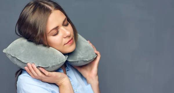 枕と女性の分離のポートレート. — ストック写真