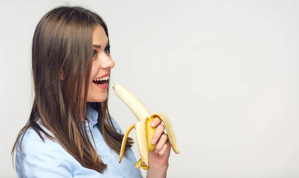 Lächelnde Frau isst geschälte Banane. — Stockfoto