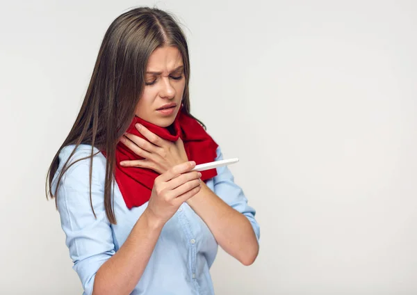 Nemoc žena šokován na zdravotní thermomete pro vysoké teploty — Stock fotografie