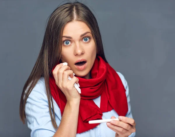 Malattia donna in possesso di termometro medico . — Foto Stock