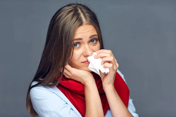 Alergias ou doença da gripe mulher segurando tecido de papel — Fotografia de Stock