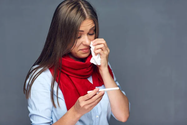 Sjukdom kvinna med termometer och papper vävnad. — Stockfoto