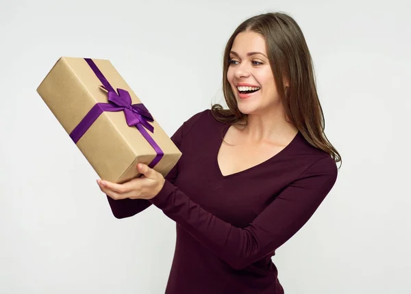 Mulher feliz segurando caixa de presente . — Fotografia de Stock