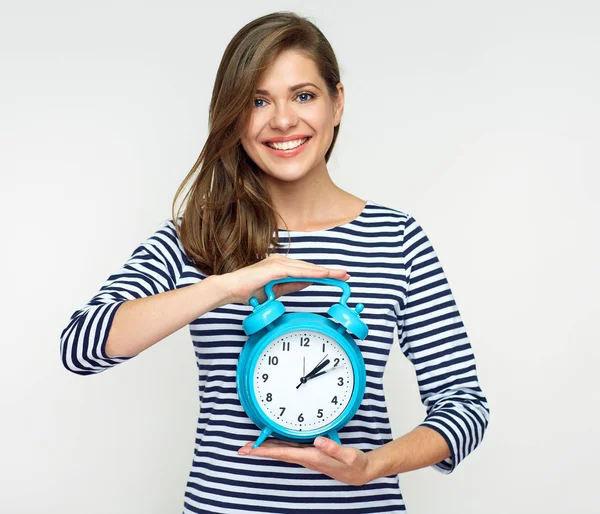 Lachende vrouw bedrijf alarm clock. — Stockfoto