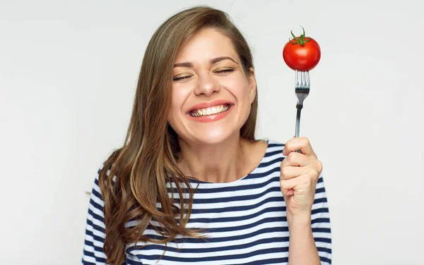 Gelukkige vrouw met vork met tomaat. — Stockfoto
