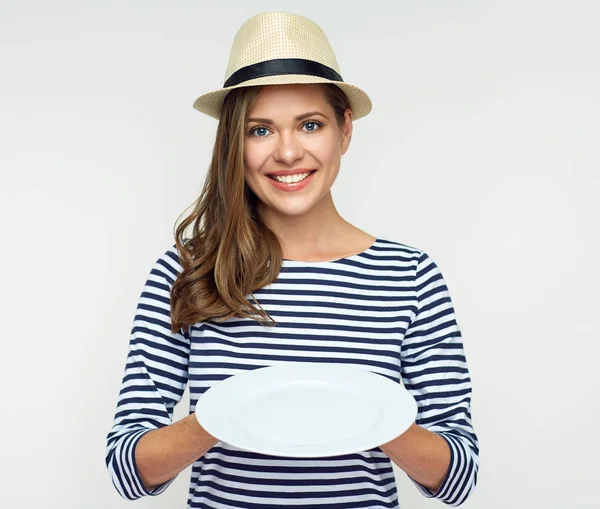 Χαμογελαστό Γυναίκα Κρατώντας Άδειο Λευκό Πιάτο Επάνω Ελαφρύς Υπόβαθρο — Φωτογραφία Αρχείου