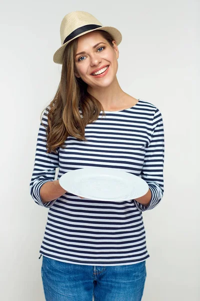 Χαμογελαστό γυναίκα κρατώντας το άδειο λευκό πιάτο. — Φωτογραφία Αρχείου