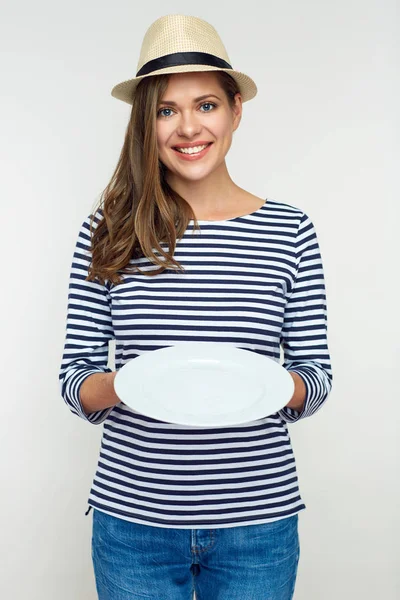 Lächelnde Frau mit leerem weißen Teller. — Stockfoto