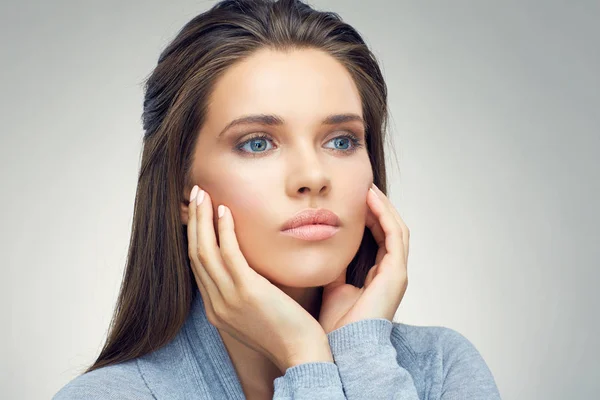 Retrato Belleza Cara Cerca Mujer Joven Con Las Manos Fondo —  Fotos de Stock