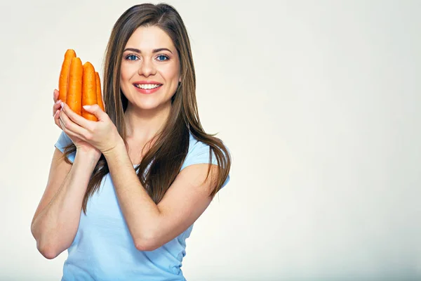 Femme souriante tenant paquet de carotte . — Photo
