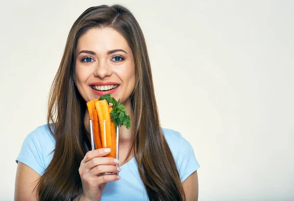 Женщина держит морковную палку в стекле — стоковое фото