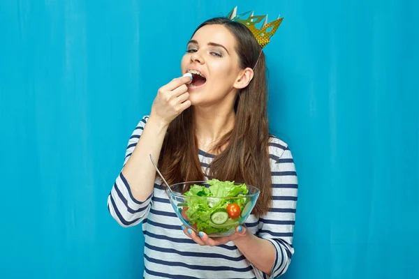 Lachende Vrouw Dragen Papier Kroon Eten Salade Blauwe Muur Achtergrond — Stockfoto