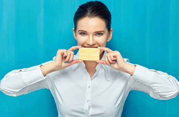 Mladá Žena Sobě Bílou Košili Drží Kreditní Kartu Pozadí Modré — Stock fotografie