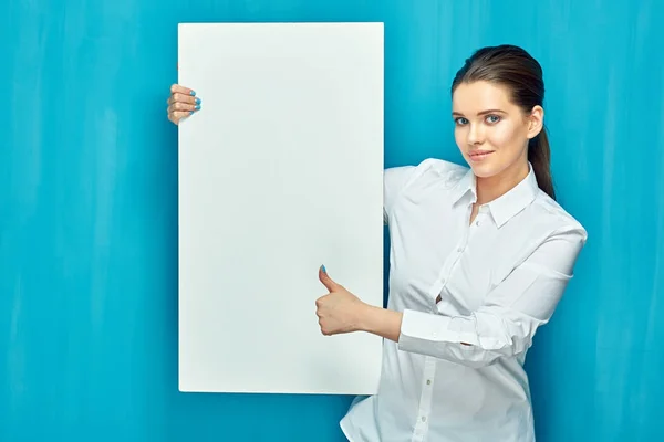 Uśmiechnięta Kobieta Trzymając Wielki Znak Biały Deska Wyświetlane Kciuk Tle — Zdjęcie stockowe