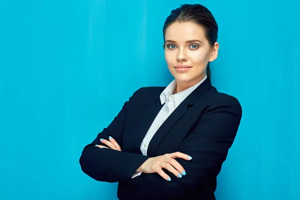 Leende Affärskvinna Bär Svart Kostym Stående Med Korsade Armar Blå — Stockfoto