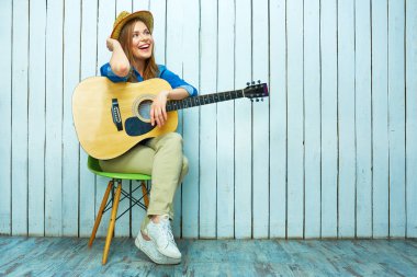 gitar ile gülümseyen kadın 