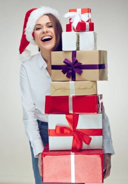 Noel hediye kutuları yığını tutan Santa şapka işkadını 