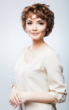 çekici modeli bej kazaklı gri arka plan üzerinde poz 