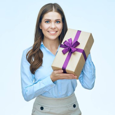 Gülümseyen genç kadın uzun saçlı hediye kutusu holding. 