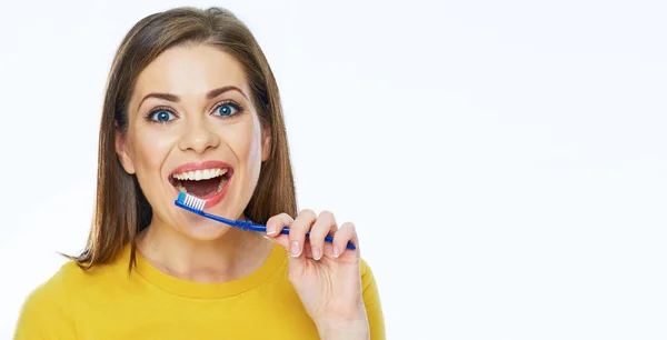 Porträtt Toothy Leende Kvinna Som Håller Toothy Borste Tänder Hälsokoncept — Stockfoto