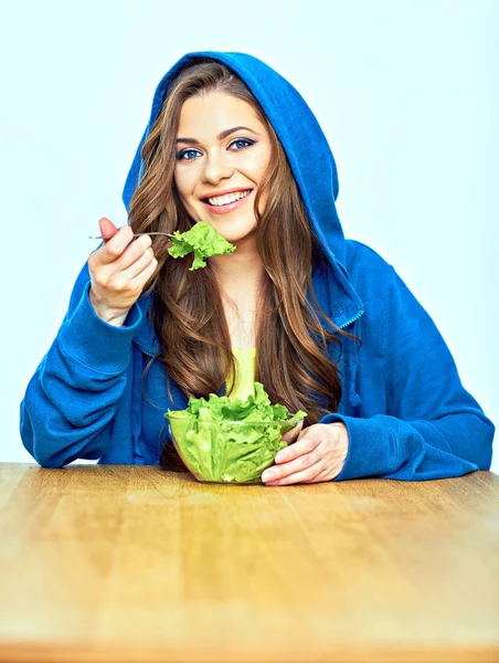 サラダ 野菜のダイエットの概念を食べて青いパーカーの女性モデルの笑顔 — ストック写真