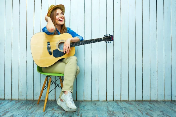 Χαμογελαστή γυναίκα με κιθάρα — Φωτογραφία Αρχείου