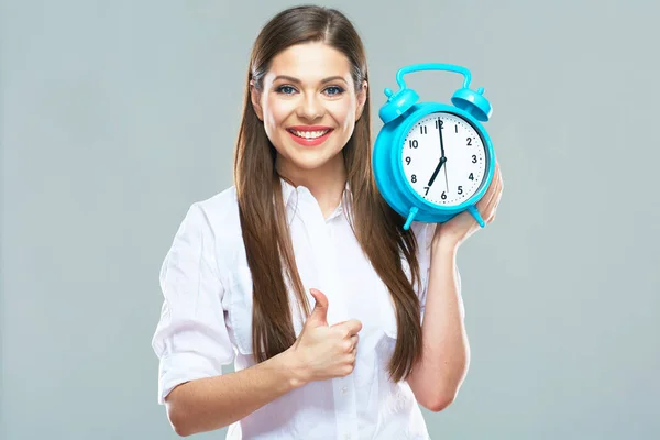 Sonriente Mujer Negocios Sosteniendo Despertador Mostrando Pulgar Hacia Arriba — Foto de Stock