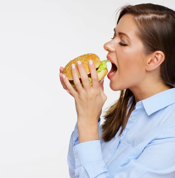 Portret Van Gelukkige Vrouw Hamburger Eten Grijze Achtergrond Fast Food — Stockfoto