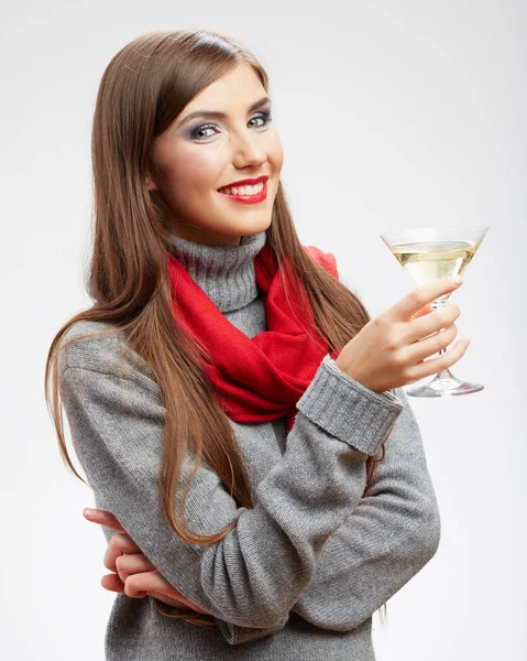 Mulher Sorrindo Usando Cachecol Vermelho Segurando Vidro Com Coquetel Álcool — Fotografia de Stock