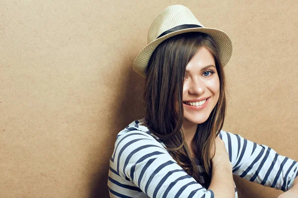 Mujer Con Camisa Rayas Sombrero Hipster Sentado Cerca Fondo Pared — Foto de Stock