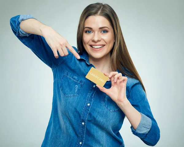 Feliz Sorrindo Mulher Apontando Por Dedo Para Cartão Crédito Dourado — Fotografia de Stock