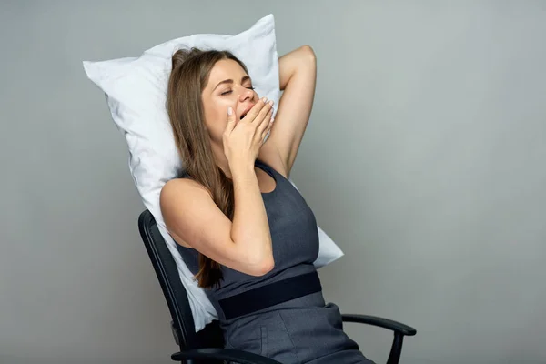 Mujer Negocios Durmiendo Silla Oficina Con Almohada Bostezo — Foto de Stock