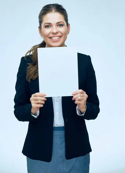 Επιχειρήσεων γυναίκα κρατώντας απομονωμένες πορτρέτο λευκό πανό στο λευκό β — Φωτογραφία Αρχείου