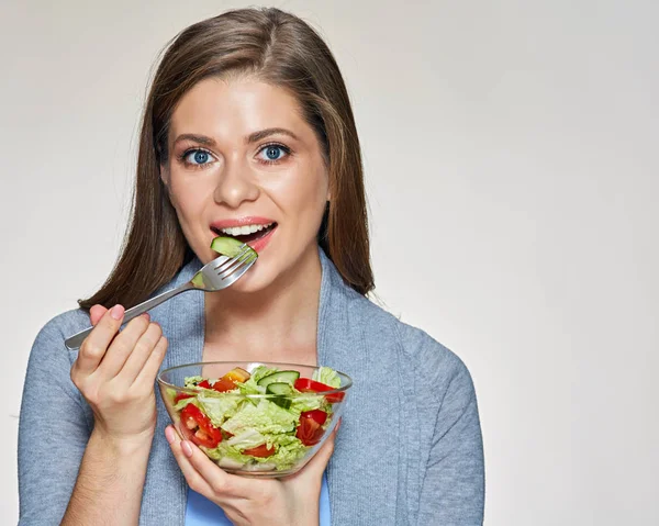 Молодая женщина питается здоровой пищей с салатом, помидорами — стоковое фото