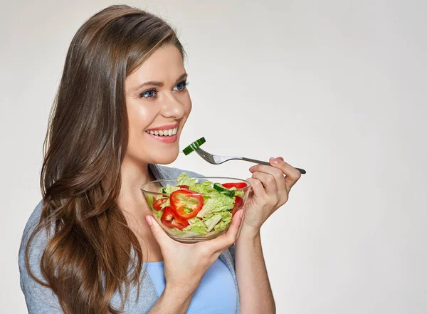 Женщина ест салат. Изолированный портрет — стоковое фото